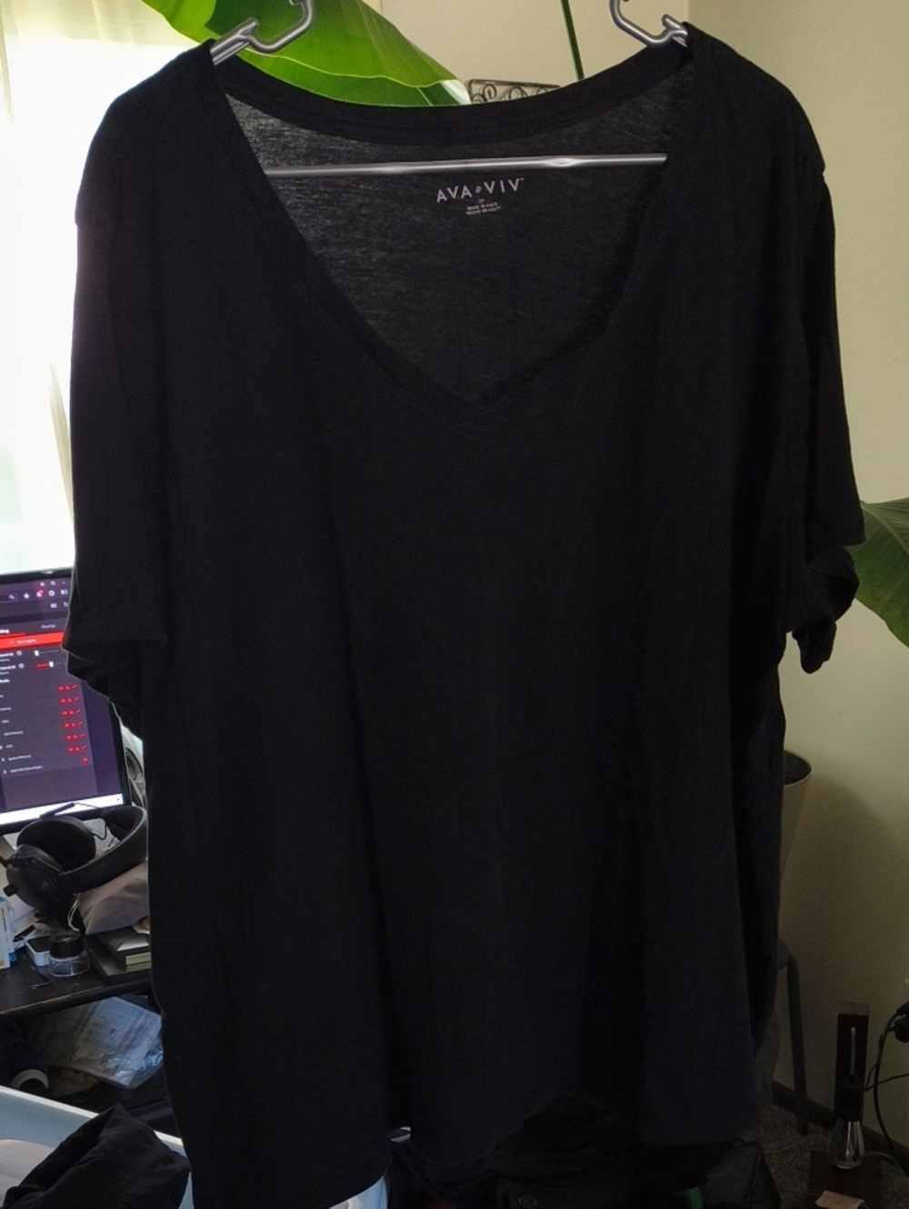 Ava & Viv Black V-Neck Short Sleeve Tee